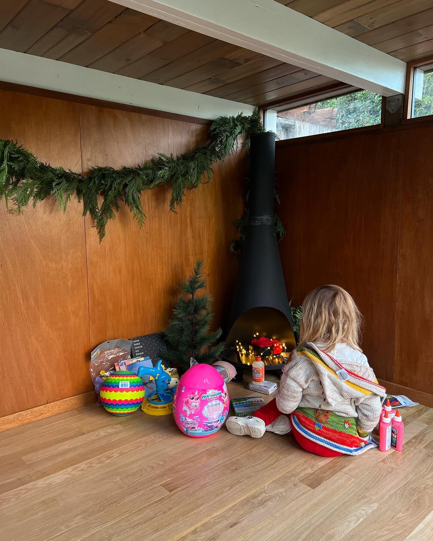 The playhouse is done! Best gift ever. Merry Christmas friends 🎄🎅🏼🎁 #minieichler #mcmplayhouse #eichler  #mcm
