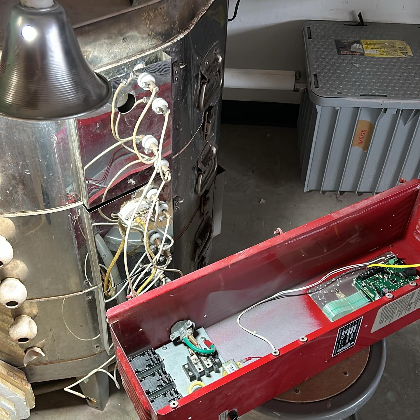 Upgrading the wiring harness on the old @skuttkilns 
Happy Thanksgiving y&rsquo;all! 
.
.
.
.
.
#pots #pottery #ceramics #ceramic #clay #ceramica #ceramique #c&eacute;ramique #keramik #keramika #keramic #studiopottery #craft #contemporarycraft #funct