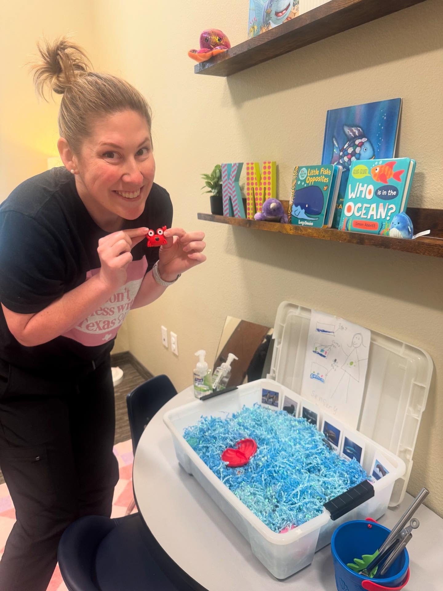 Ms. Kacee is ready for a week under the sea! How cute is her ocean themed sensory bin?! 

#speechtherapy #sensorybin