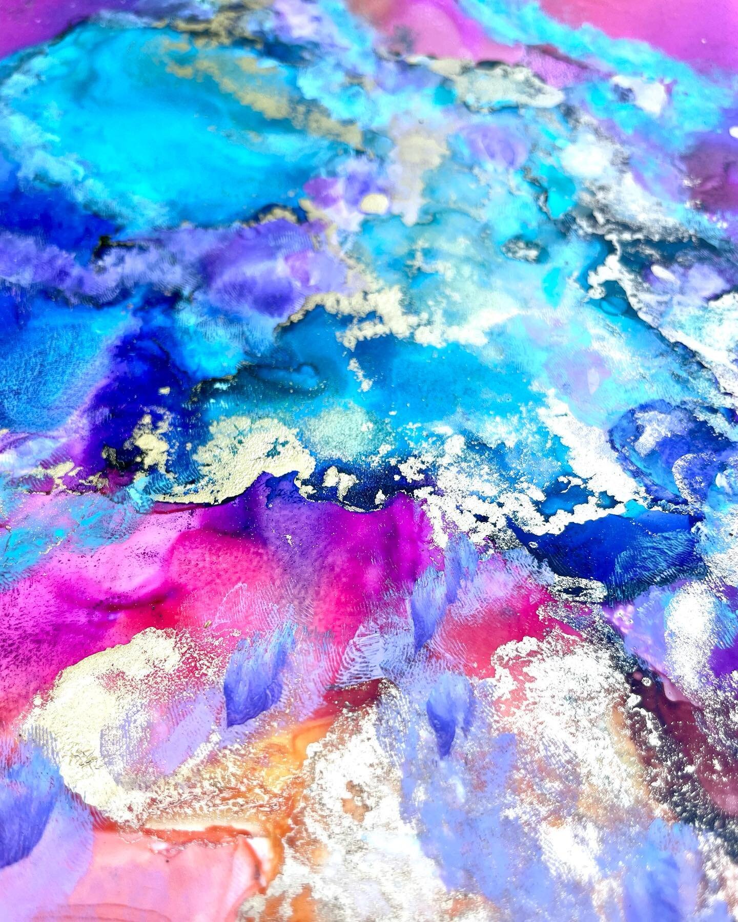 Have you taken vacation yet this summer? If so, where did you go and do you have any special recommendations?

💥Available soon💥
Detail shot:

#artist : #alisonveinoartstudios
Title: &ldquo;Exploring Colors&rdquo;
Year: 2021
Medium: #mixedmedia
Dime