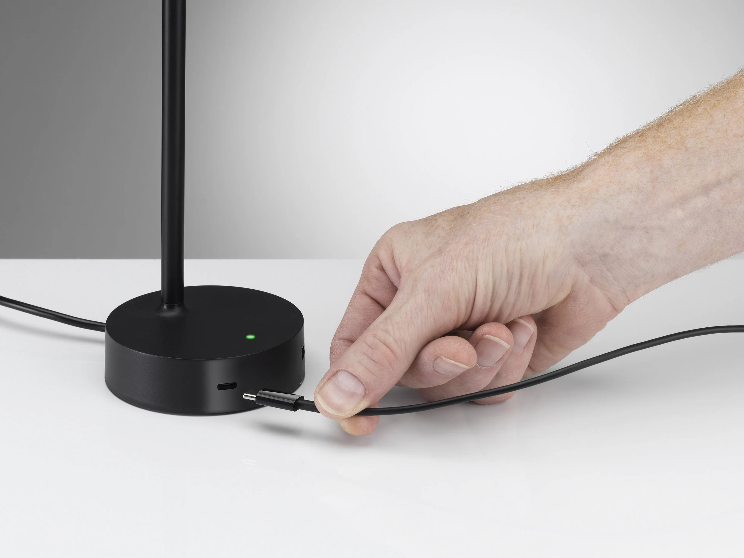 LOLLY_BLACK_USBC_DETAIL_WHITE.jpg