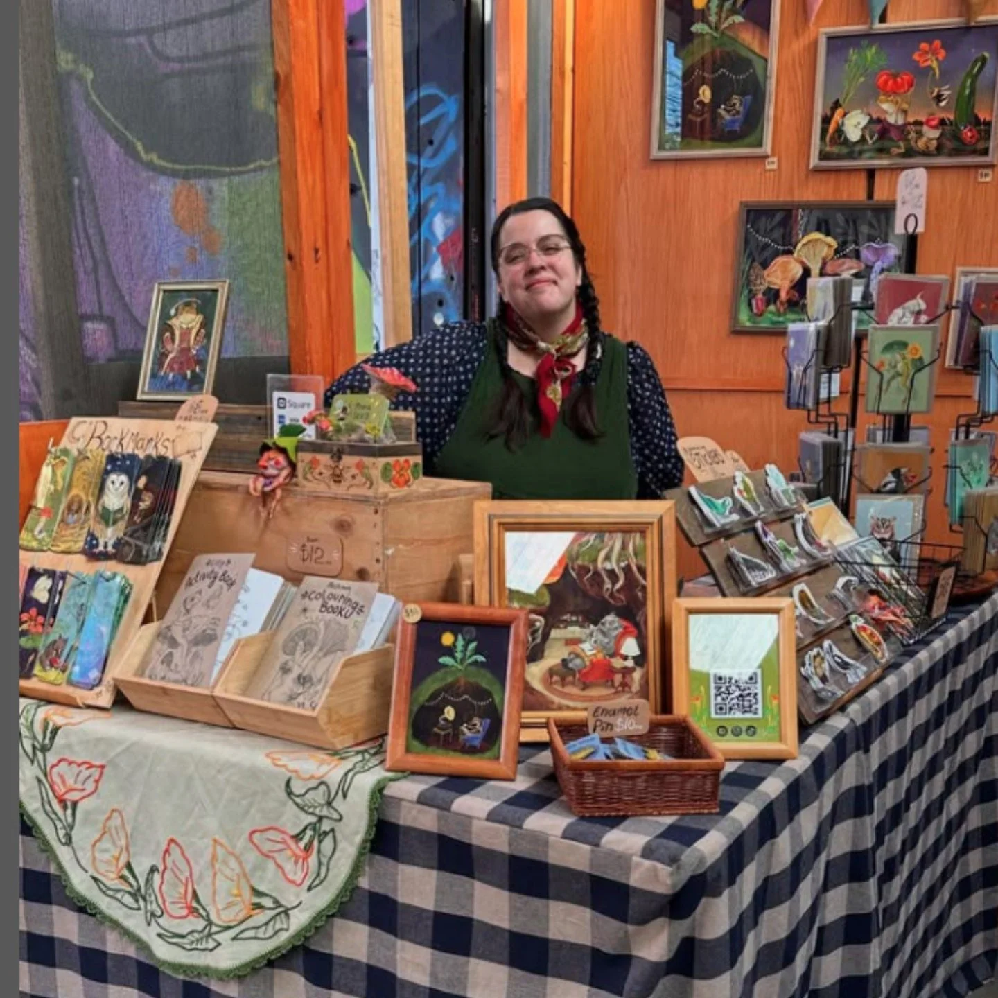 ๐ธ๐ MEET THE MAKER ALERT! ๐๐
If you believe that the magic of nature exists (and that toads secretly do their own laundry), then you need to meet Anna of @annaseedart! ๐จโจ
Anna is our resident Queen of Whimsy, creating gorgeous, quirky art print