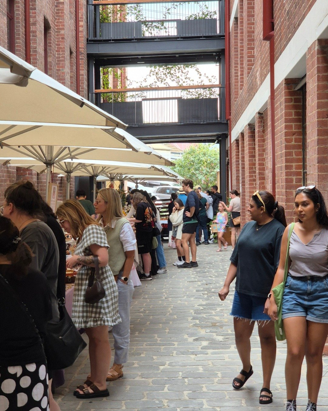 📍 The Great Melbourne Market Hop: This Weekend!
Planning your perfect weekend? We've gathered three of Melbourne's best markets so you can shop local, explore incredible venues, and find unique treasures.

Rose St. Artists' Market (Fitzroy): The cor