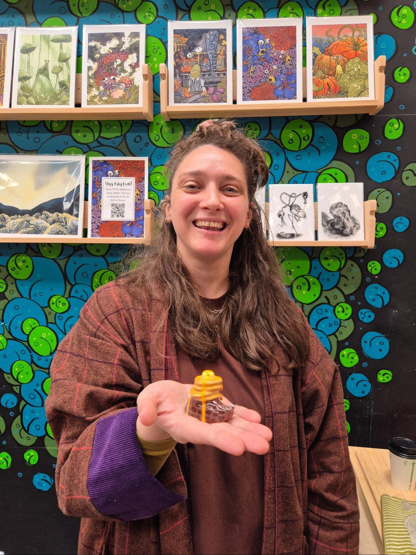 ✨ MEET THE MAKER! ✨

Say hello to Georgina Bonner, the wonderful artist behind @georgetheslug! 🐌

You might be wondering: why slugs? Georgina's charming, goofy creations have a truly heartwarming origin story. Back in 2019, while stranded in a Berli