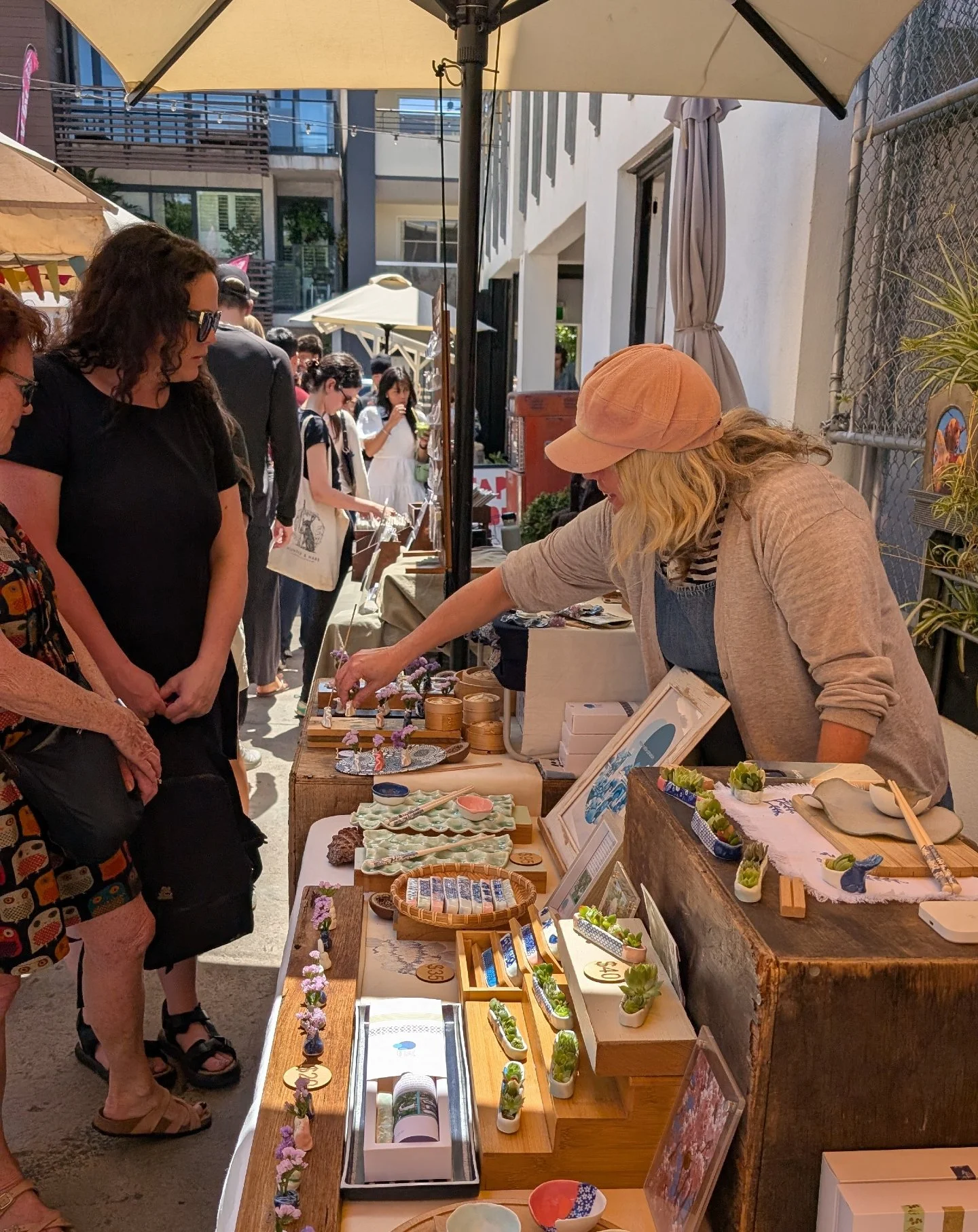 Saturday ☀️, Sunday 🌧️... Classic Melbourne!
We&rsquo;re ready for it. Come shop 60+ local stalls at the Rose Street Market all weekend long, rain or shine. ☕️✨
#RoseStreetMarket #Fitzroy #MelbourneWeekend #SupportLocal