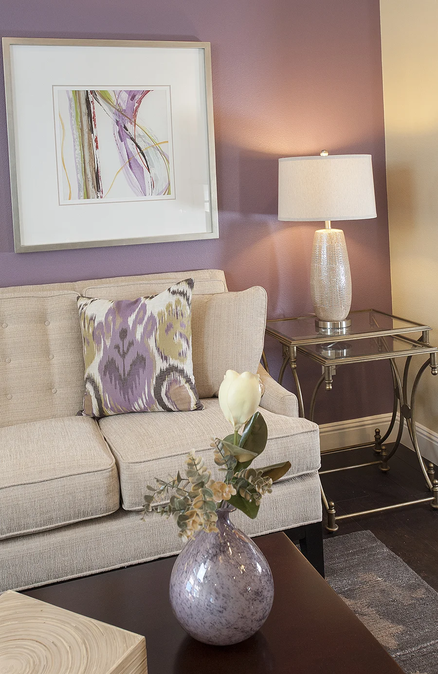 Living room with sofa and lamp and a painting