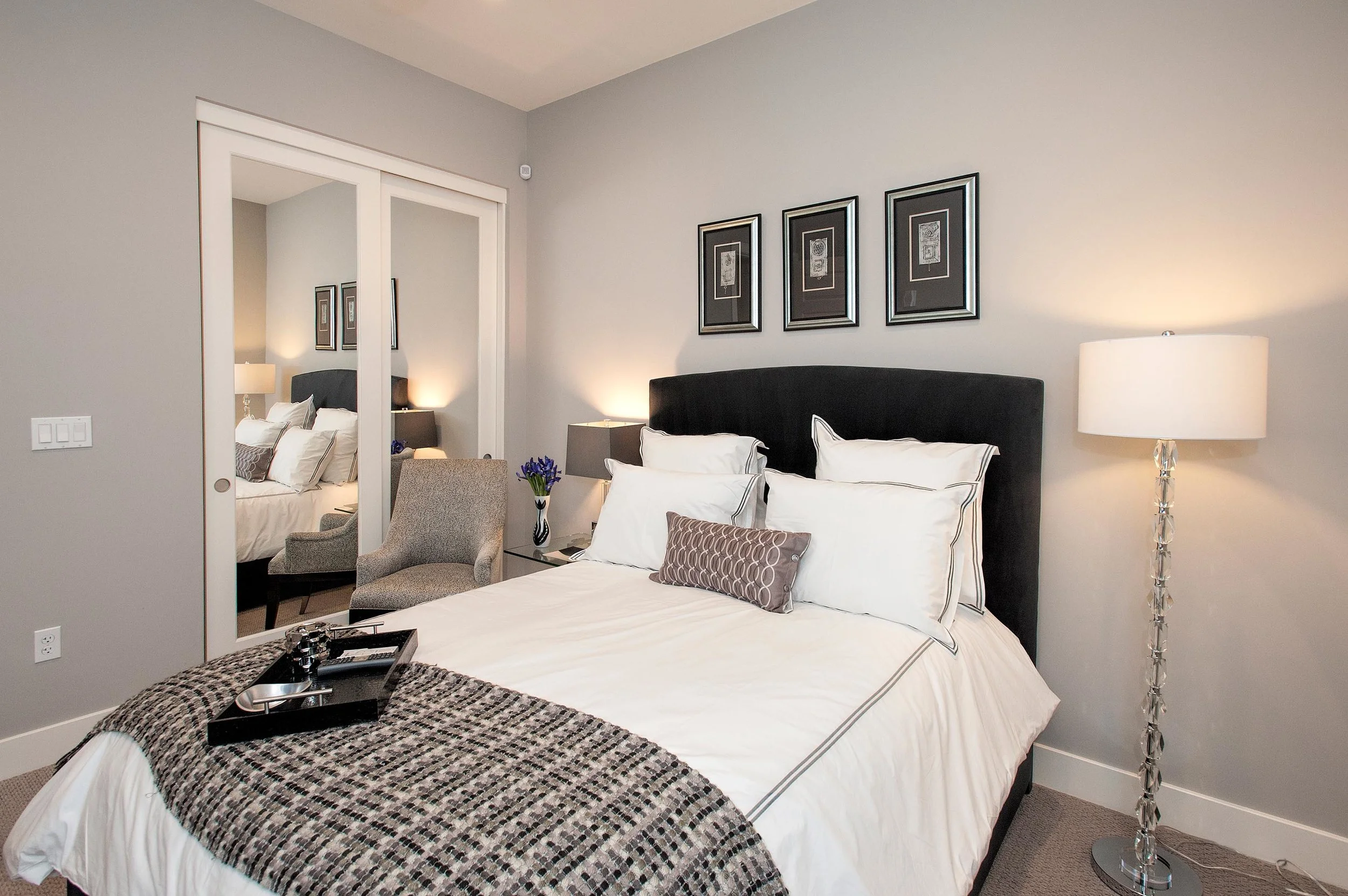 Elegant bedroom with mirror door and a lamp