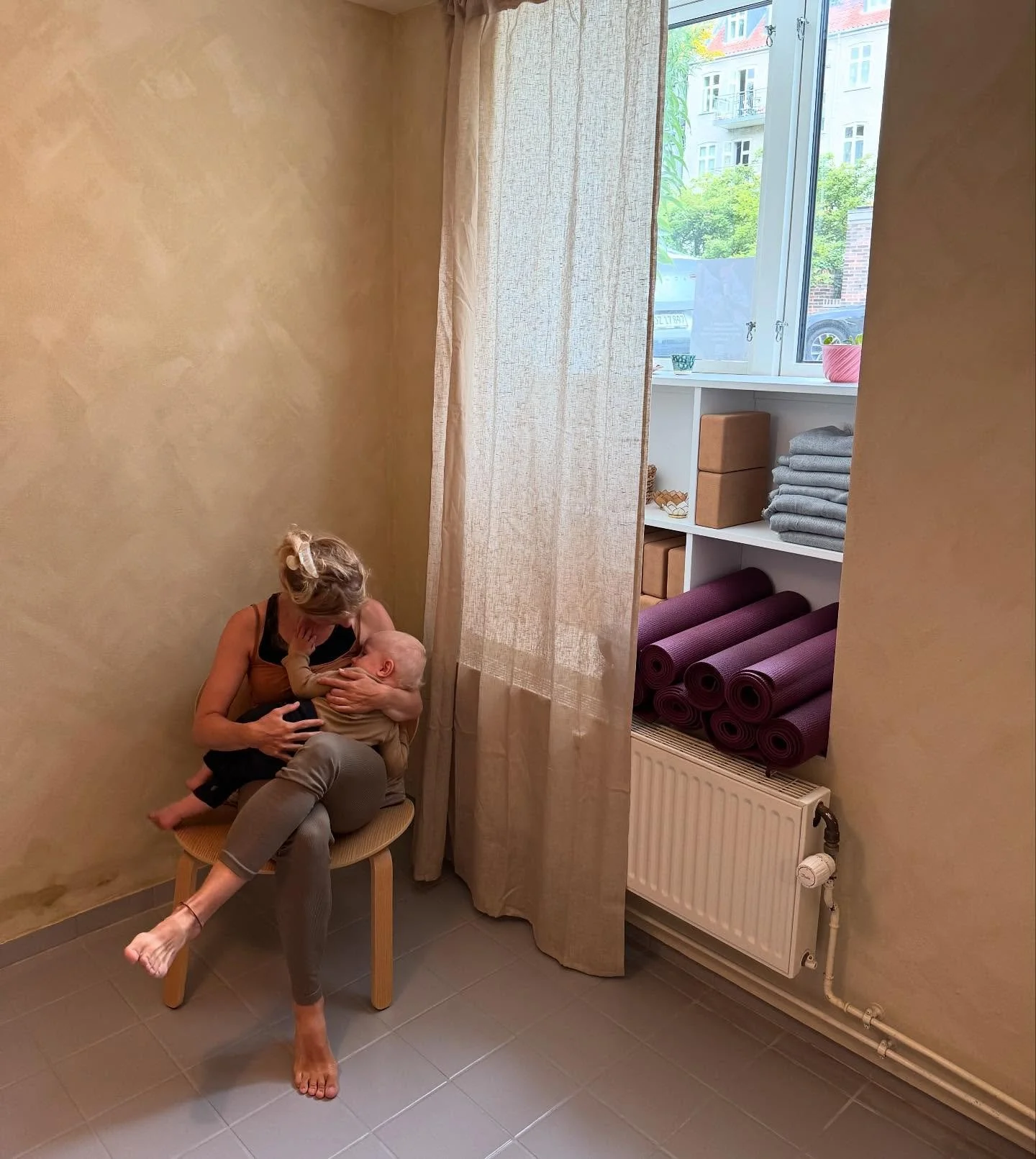 Vi har &aring;bnet et dejligt sted🤍

Det er stadig ikke helt til at forst&aring;, men fra i morgen har vi vores f&oslash;rste kursus i vores helt egne lokaler. Vi kalder vores sted Womb Space - det skete helt intuitivt fra &oslash;jeblikket vi havde