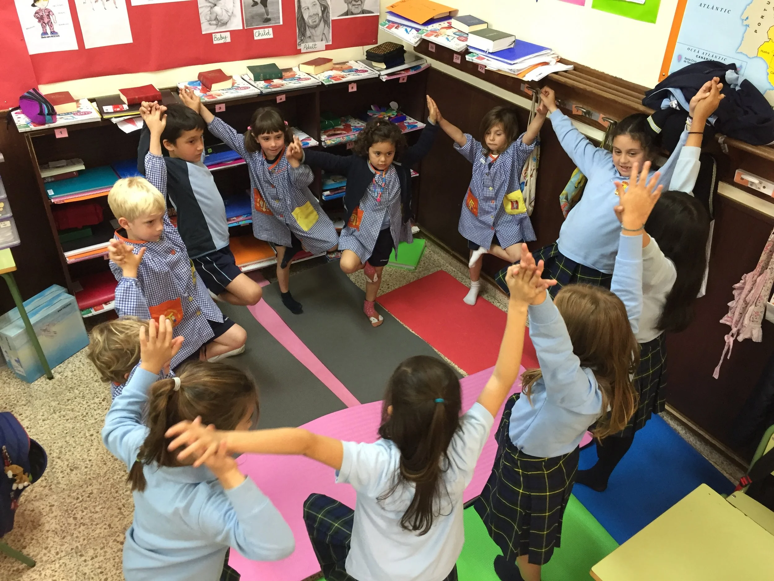 Yoga en el aula, niños de 4 a 8 años en el Col.legi Sant Francesc 2017-2018