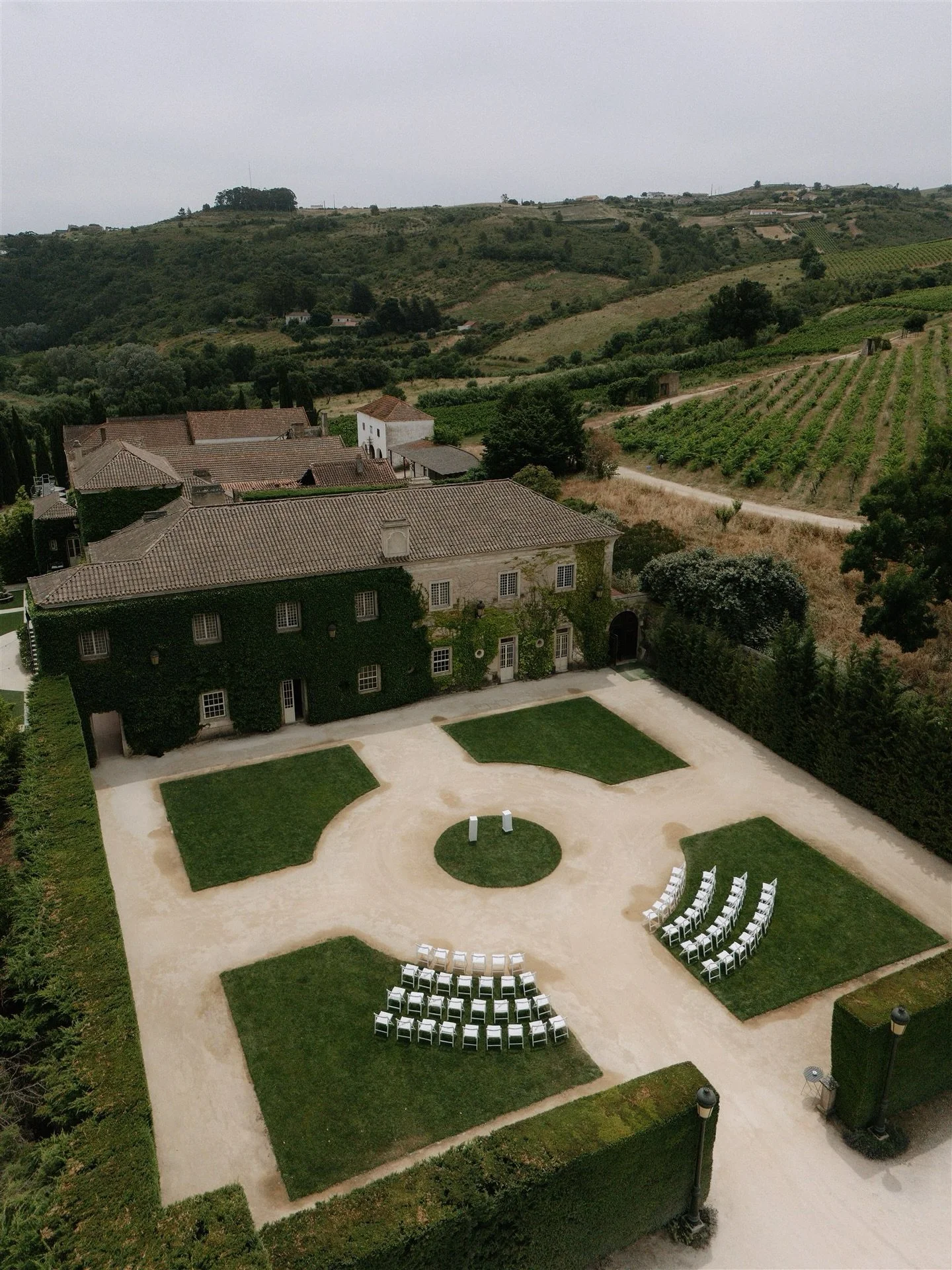 June was a beautiful month.

Venue @solardepancas 
Video @ninhofilms 
Decor @dicoracao.events 
Music @your_jukebox 

.
.
.
.
.
.
.
.
#pauloremediosfotografia 
#canonportugal 
#portugalweddingphotographer
#destinationweddingportugal
#weddingphotograph