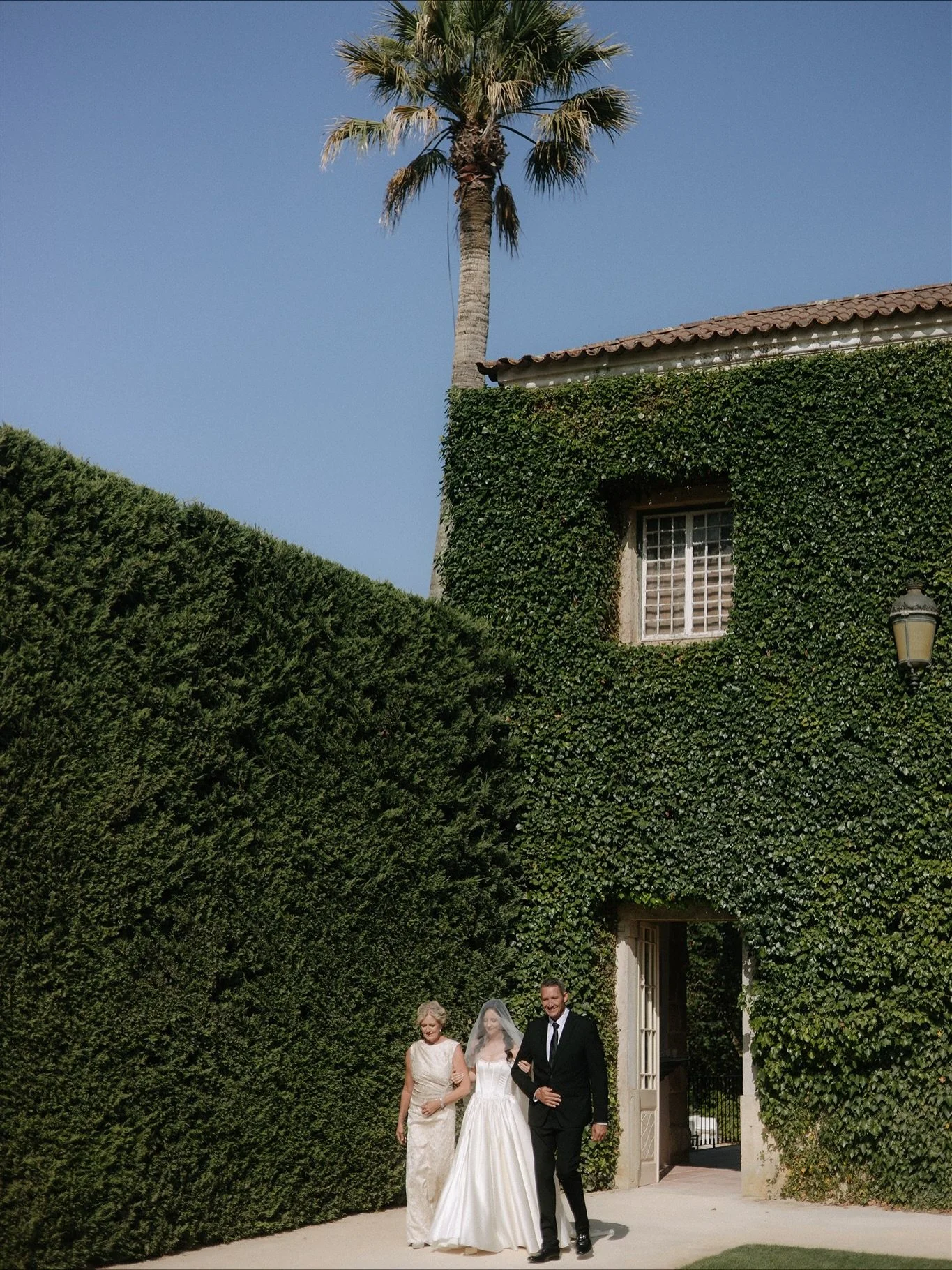 Sunlight, laughter, and the warmth of family.
A day that felt easy, heartfelt&hellip; beautifully simple.

Venue @solardepancas
Video @ninhofilms
Decor @dicoracao.events
Music @your_jukebox
.
.
.
.
.
.
.
.
#destinationwedding #weddingphotographer #po