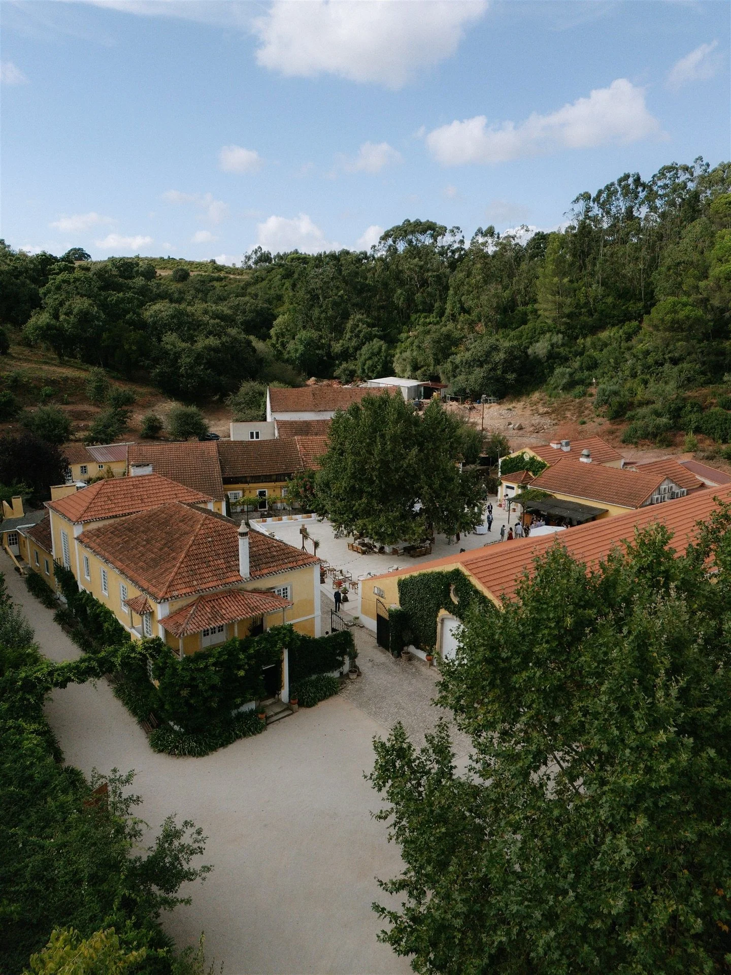 The bride and her maid of honour, friends for life and soulmates in laughter. 🧡

Venue @quintanovadohespanhol 

.
.
.
.
.
.
.
.
.
.
.
.
.
.
.
.
.
#brideandmaidofhonour
#brideandbridesmaid
#weddingmoments
#weddingday
#weddingphotographer
#weddingphot