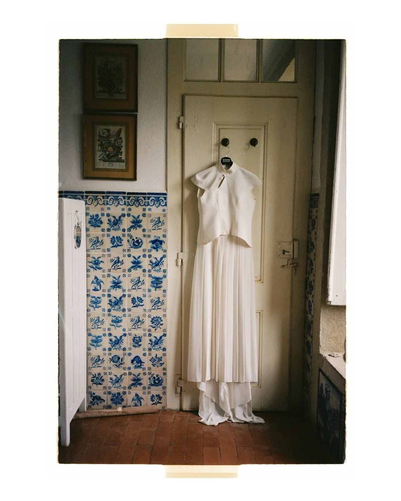 Sara&rsquo;s dress at the @molhapao with a portra 400

.
.
.
.
.
.
.

Venue @molhapao 
2nd shooter @marcogilphotography
Dress @susanaagostinho.pt
Suit @alphaiatept
Flowers @bellafloristalisboa
MUA @raquelestevens
Hair @erikiric
Lights @avkevents
Di @