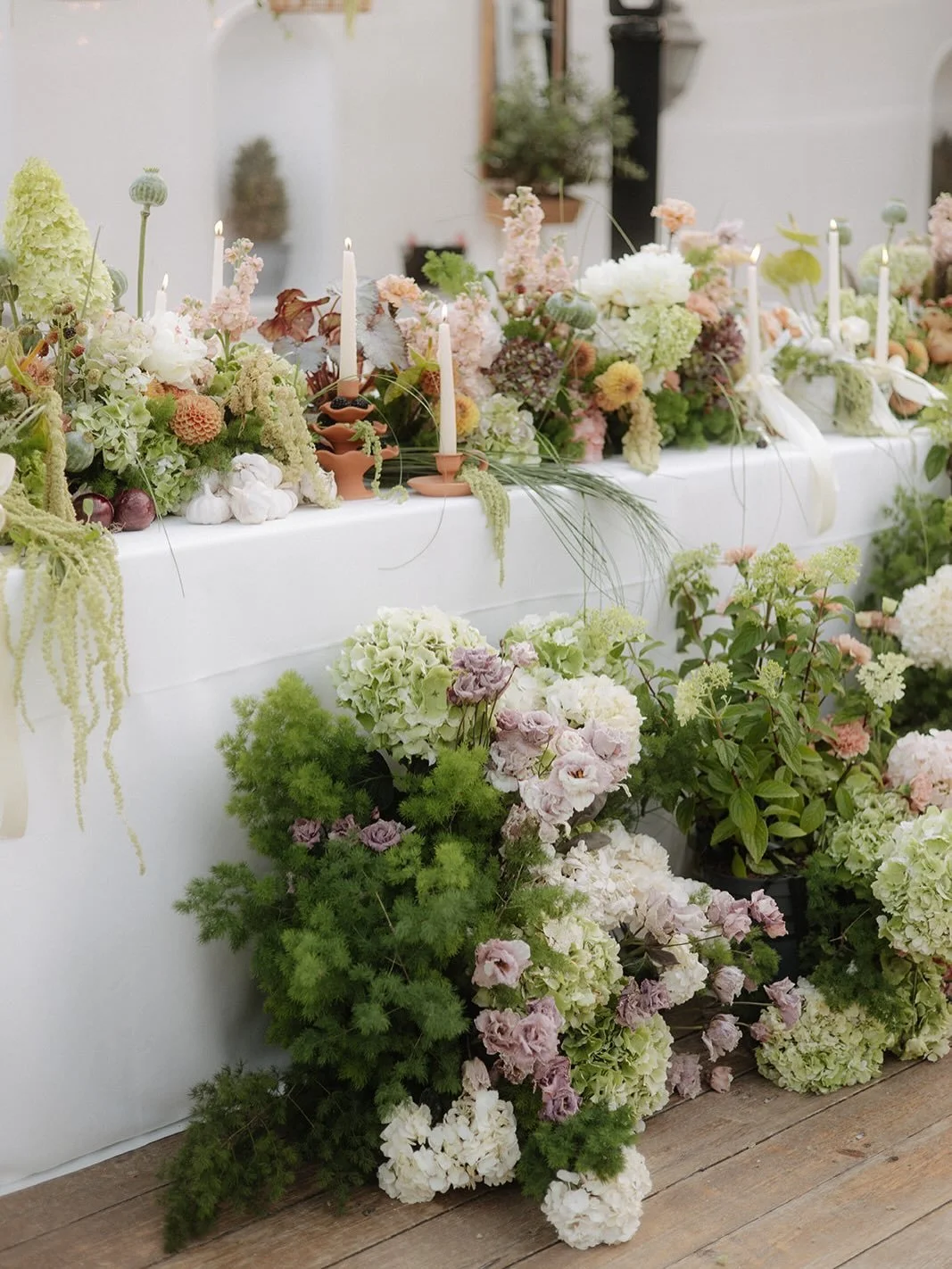 Soft light, natural textures, and quiet elegance.

Venue @solardepancas
Video @ninhofilms
Decor @dicoracao.events
Music @your_jukebox
.
.
.
.
.
.
.
.
.
.
.
.
.
.
#vibrantcolors 
#minimalwedding
#weddingdetails
#realwedding
#timelessaesthetic