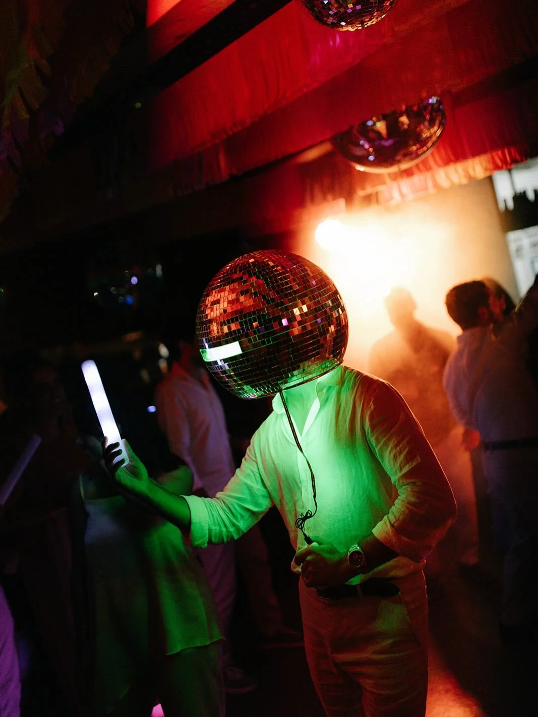 Party Rockers everywhere 💃🪩🕺
.
.
.
.
The Couple @jufcarreira e @petenobre
WP @weddingplannerandcurator
Photography @pauloremediosfotografia
Videographer @videoart_storytellers
Venue @plaj.beachhouse
Catering @casa_da_comida
Rentals @bcplanning_ren