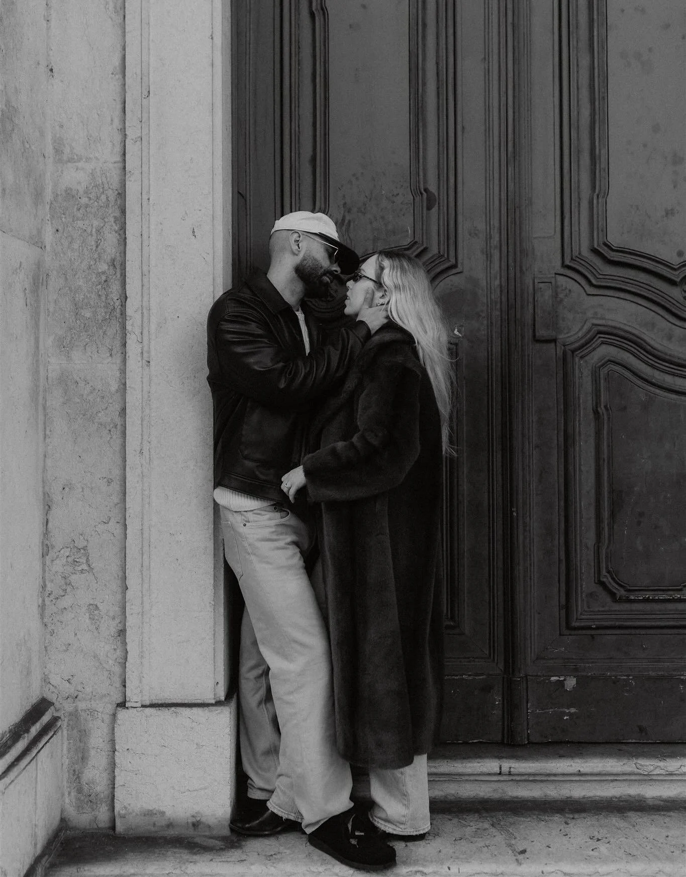 Two souls, one rhythm.
The city watching.
.
.
.
.
.
#couplesinlove
#urbanromance
#lovestory
#documentarycouples
#streetlove