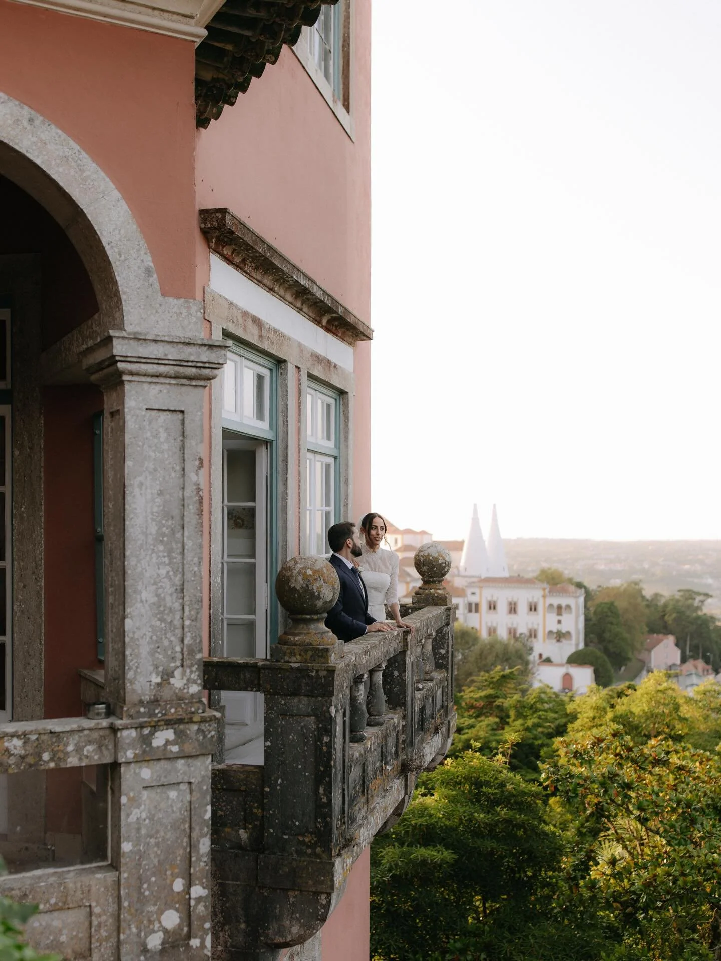 Hidden palaces, breathtaking views and love stories that feel timeless.

Wedding Planner @escape_eventos
V&iacute;deo @makemydayfilms
2nd shooter @marianatomaz.ph
Make Up &amp; Hair @mariyasazonov_
Dress @pronovias
Shoes @jimmychoo
Catering @penhalon