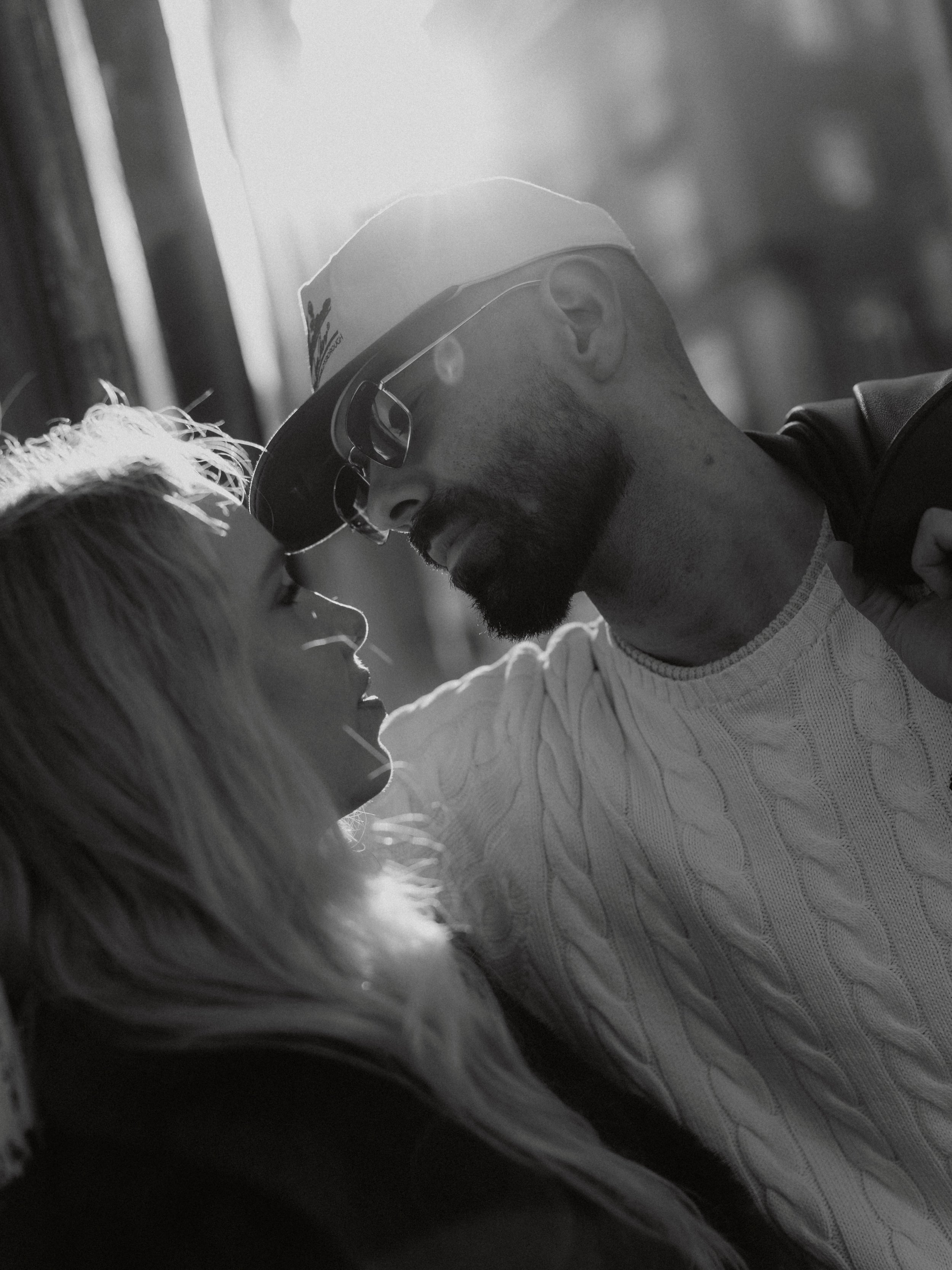 A little walk through Lisbon never gets old.
Winter light, cold hands and warm hearts&hellip;
These two are almost getting married 🤟🏼🔥

#lisbon
#weddingphotographer 
#engagement 
#canonportugal
#pauloremediosfotografia