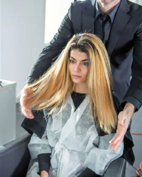 Etape 5 Rincer la couleur et traiter les cheveux avec la gamme Framesi Color Method, idéale pour une meilleure qualité de cheveu et une couleur longue durée. Rincer les cheveux.