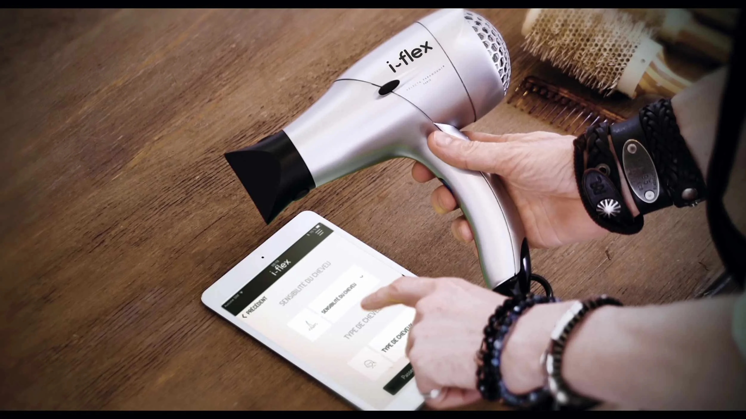 Echoscoiffure-produits-de-coiffure-professionnels-Velecta-i-flex--box-open---Velecta-Paramount-Paris-appareil+tablette.jpg