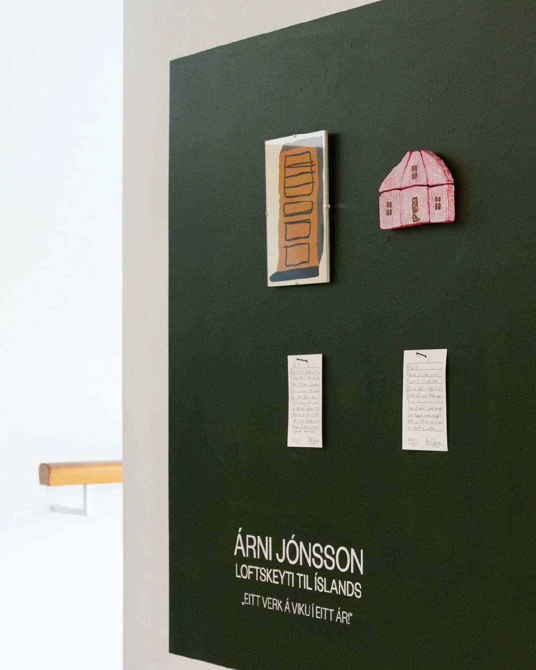 ✉️Loftskeyti til Íslands er árslangt myndlistarverkefni þar sem Árni Jónsson / @arnijonssonjonsson sendir vikulega eitt nýtt verk frá Antwerpen til Íslands. 
Skilyrðið er einfalt: ö