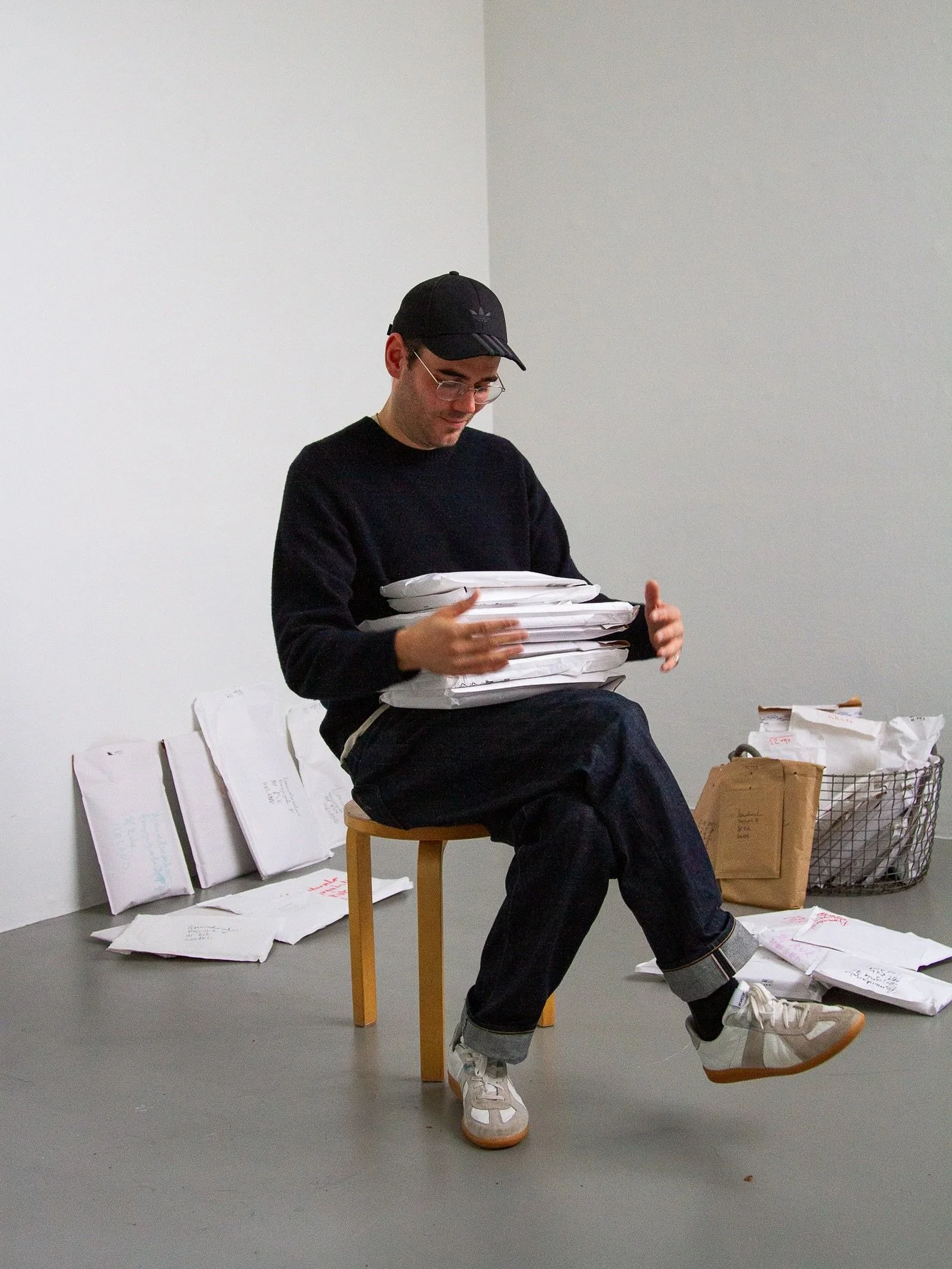 Loftskeyti til Íslands er einkasýning Árna Jónssonar sem opnar í Gryfjunni Ásmundarsal, fimmtudaginn 23. október kl. 17-19. Verið velkomin!
Sýningin er afrakstur árslangs verkefnis &