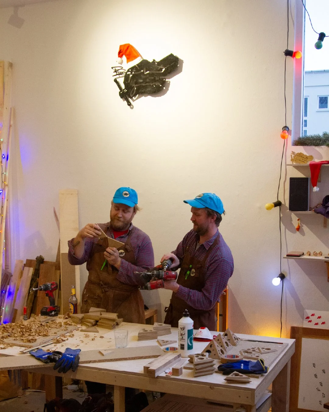 Brj&aacute;la&eth; a&eth; gera hj&aacute; &thorn;eim Almari og H&aacute;koni.  N&uacute; eru &thorn;eir a&eth; leggja lokah&ouml;nd &aacute; n&aelig;sta leikfang unni&eth; &iacute; samstarfi vi&eth; &Aacute;stu Fanney, Undrareglustiku. 

&bdquo;&Aacu