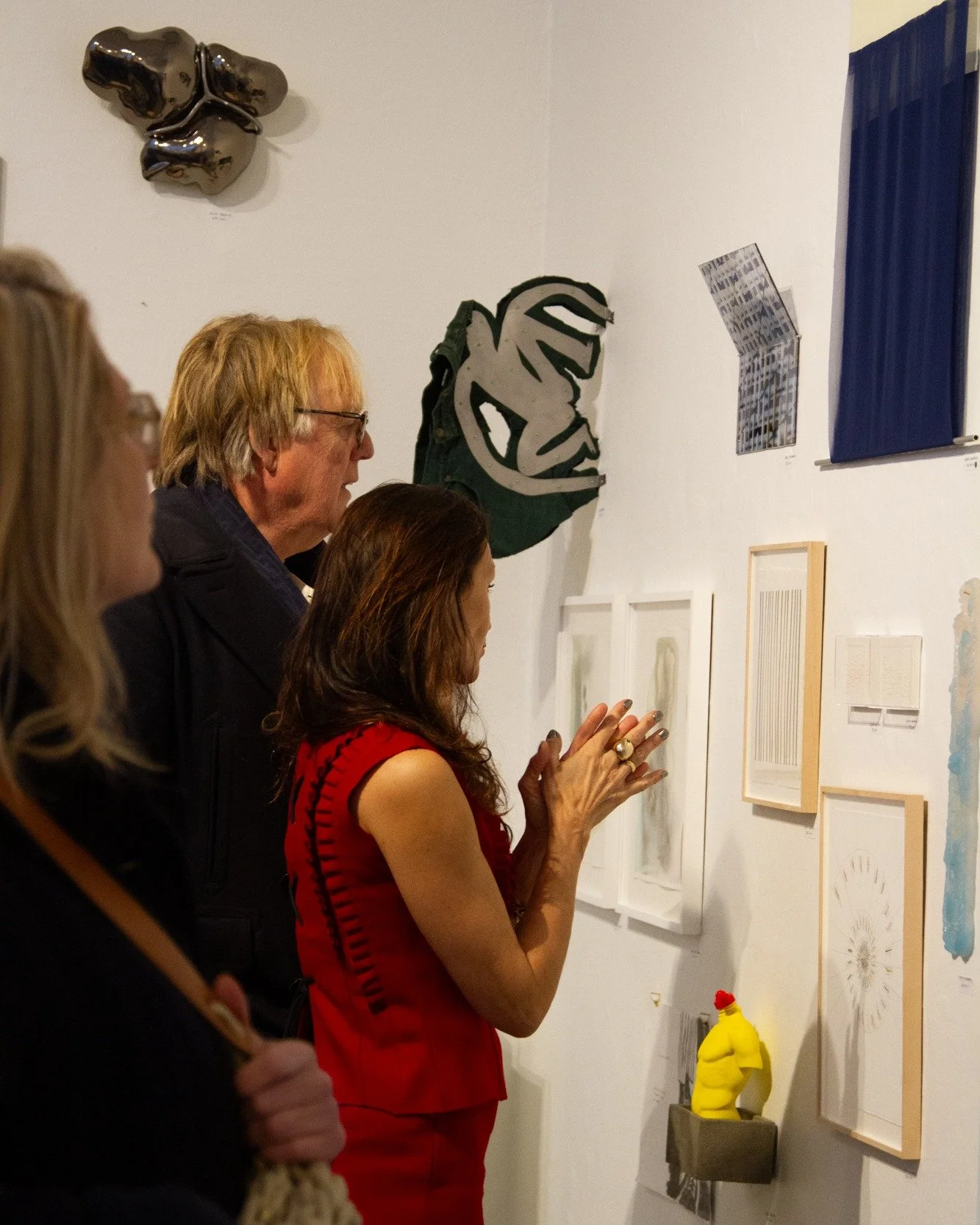 Veri&eth; hjartanlega velkomin &iacute; &Aacute;smundarsal um helgina.  Myndlist, t&oacute;nlist, sm&iacute;&eth;averkst&aelig;&eth;i, kaffi og j&oacute;lastemmning. 

Opi&eth; um helgina fr&aacute; kl 12-17 og vi&eth; t&ouml;kum vel &aacute; m&oacut