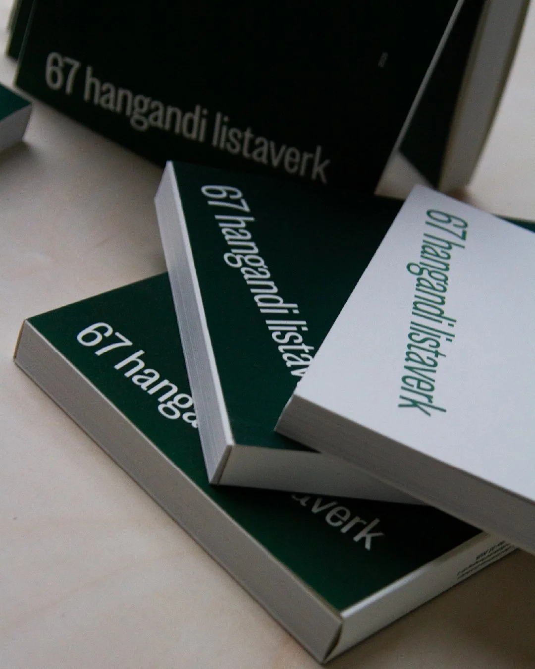 67 hangandi listaverk eftir 67 listamenn er f&aacute;anleg &aacute; J&oacute;las&yacute;ningu &Aacute;smundarsalar.

Takmarka&eth; upplag &iacute; bo&eth;i, ver&eth; 4.900.- 

&Iacute; b&oacute;kinni eru verk eftir; 
&Aacute;. Birna Bj&ouml;rnsd&oacu