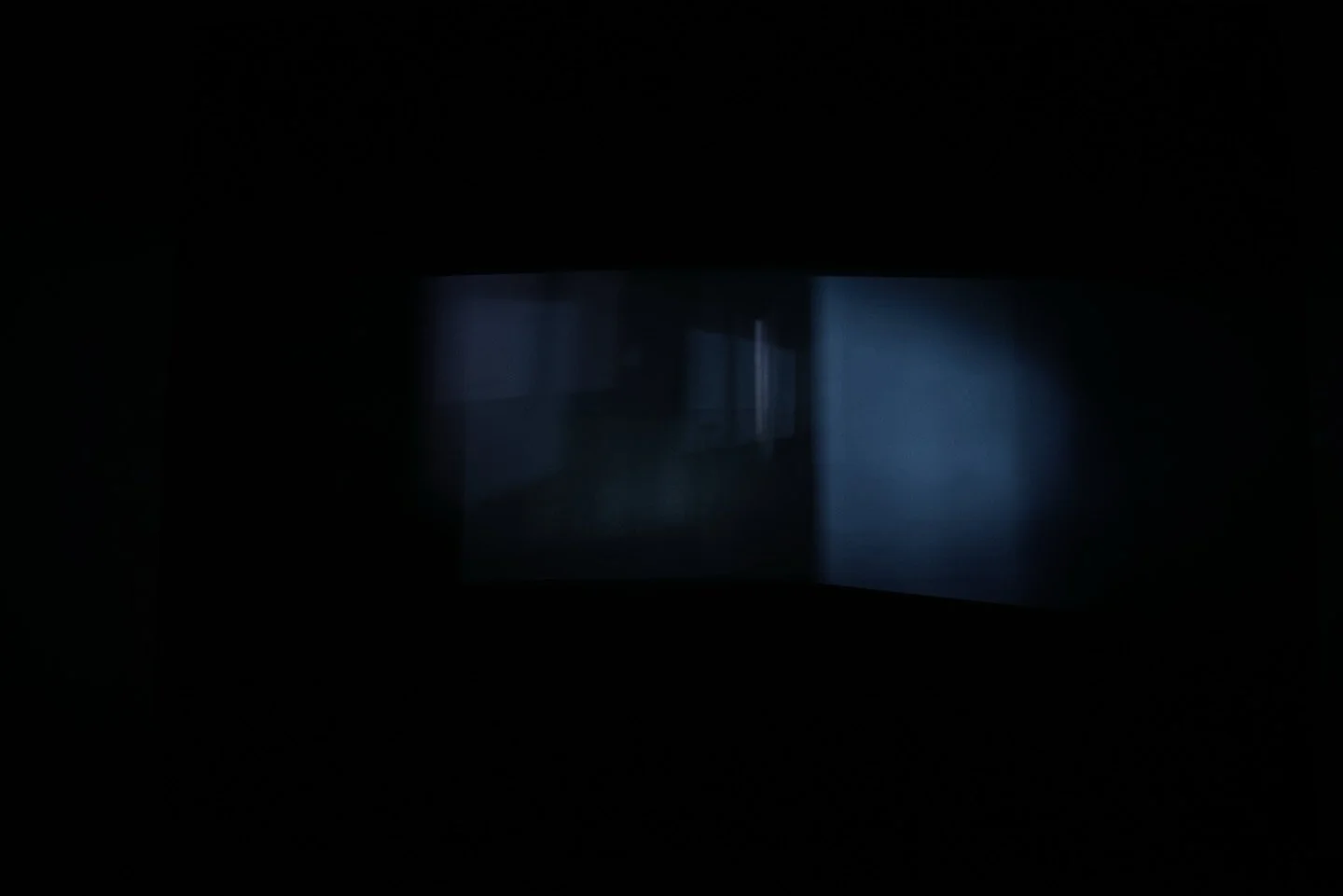 Sk&iacute;ma / Glow | Sara Bj&ouml;rnsd&oacute;ttir
17.01&ndash;15.02.26

&Iacute; myrkri ver&eth;a &uacute;tl&iacute;nur hluta, landslags og f&oacute;lks &oacute;lj&oacute;sari, kveikja hugmyndir og breyta skynjun okkar &aacute; veruleikanum.

&mdas