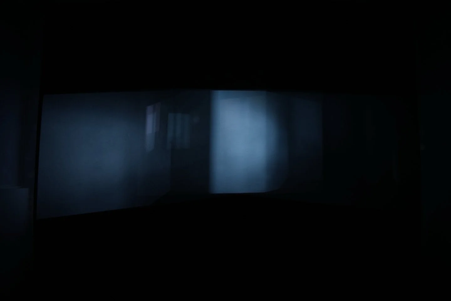 Sk&iacute;ma | Sara Bj&ouml;rnsd&oacute;ttir
17.01.&ndash;15.02.26

&bdquo;Myrkurlj&oacute;s&ldquo; koma fram &thorn;egar s&oacute;lin sest, lj&oacute;sin slokkna og skuggar hverfa: stj&ouml;rnur, lj&oacute;s t&yacute;rur &iacute; gluggum, sk&iacute;