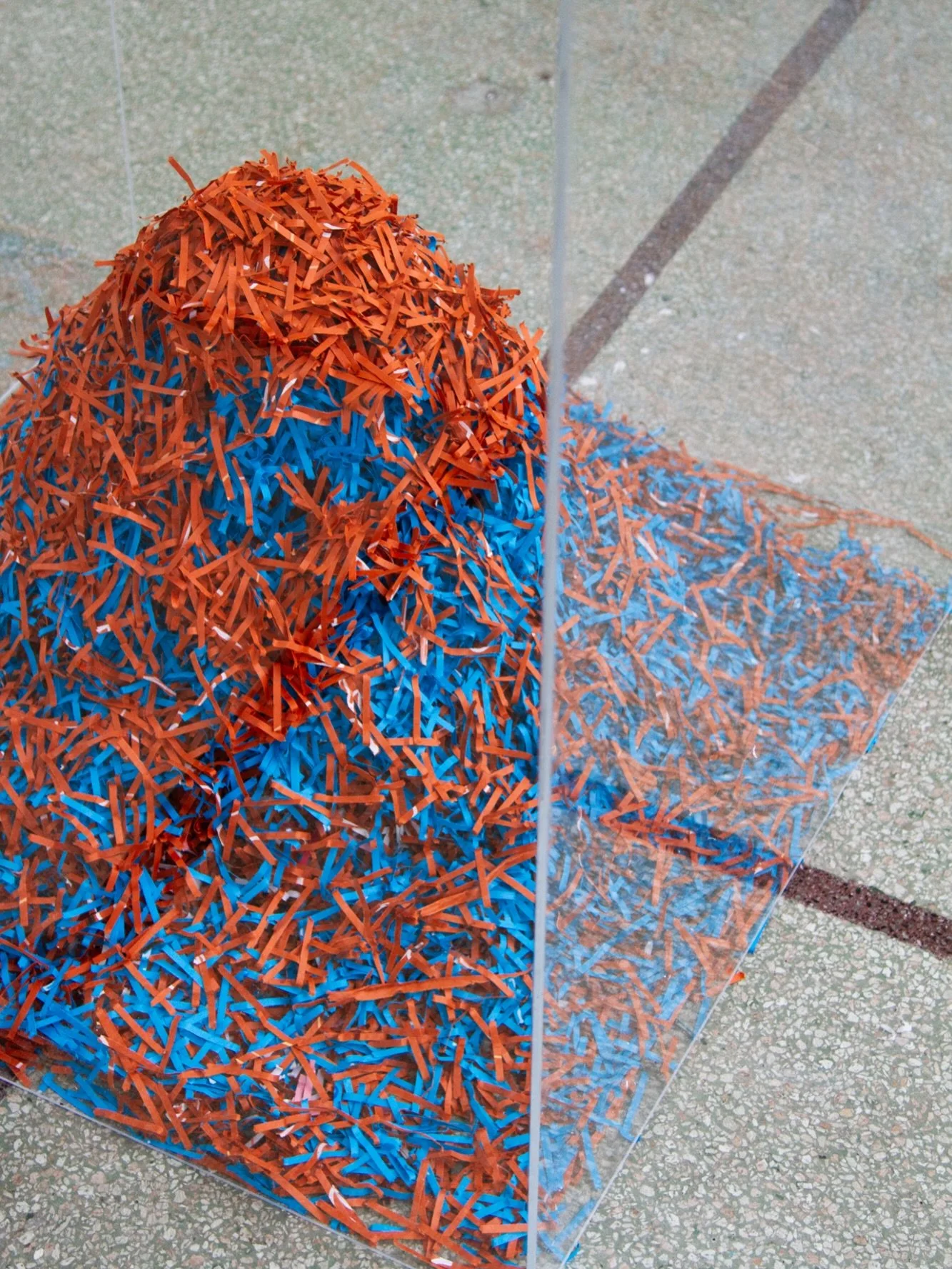 Monstery er s&iacute;breytileg innsetning sem umbreytir pers&oacute;nulegum byr&eth;um &iacute; sk&uacute;lpt&uacute;r&iacute;skar verur. Verki&eth; byggir &aacute; einfaldri en r&oacute;tt&aelig;kri hugmynd; a&eth; &thorn;a&eth; sem vi&eth; berum &i