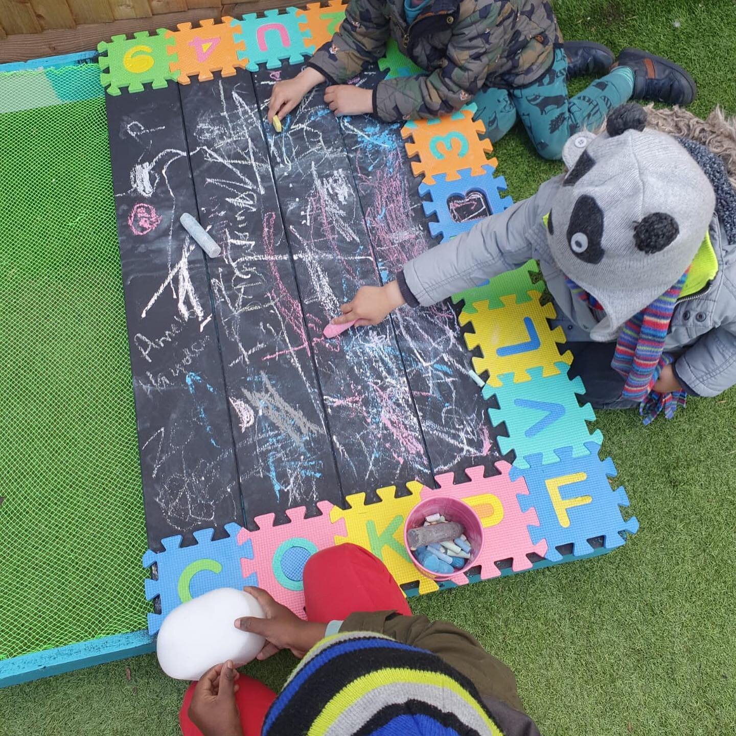 The children are loving our garden writing table. So important for literacy and mark making to be encouraged outside as well and inside! 

#leapfrogdaynursery #babyroom #softplay #nursery #croydon #daycare #preschool #babies #toddlers #croydonmums #w