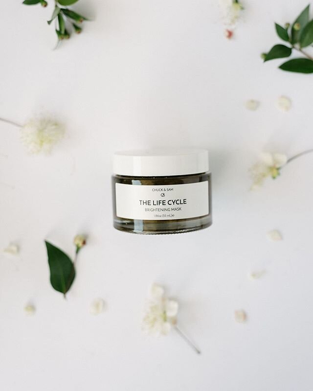 The Life Cycle mask has everything your skin needs to glow. Rich with fresh botanicals like inflammation-fighting calendula, vitamin C-rich camu camu, wrinkle-fighting gotu kola, and skin-renewing comfrey, this mask will have your skin looking soft a