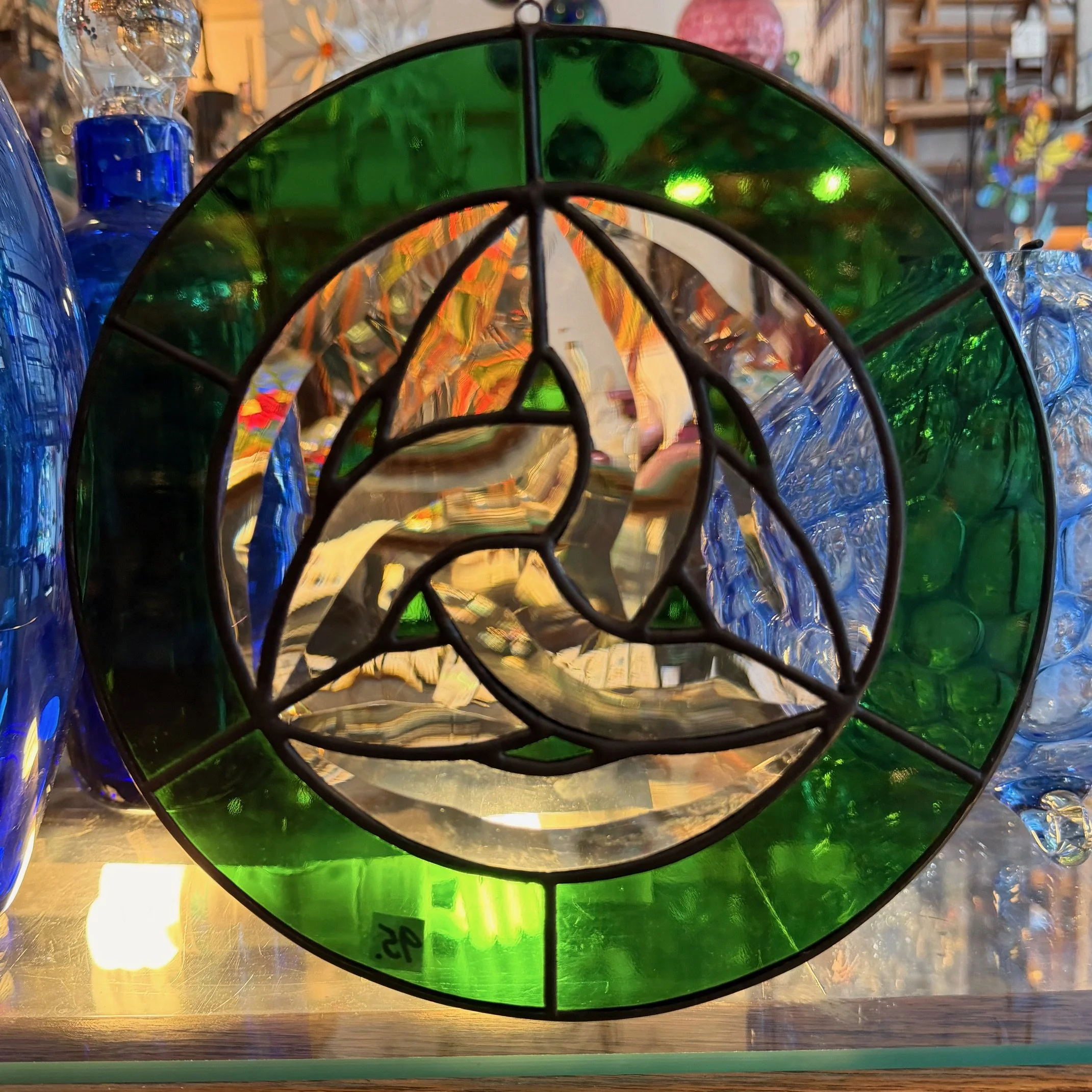 green trinknot circle.jpeg