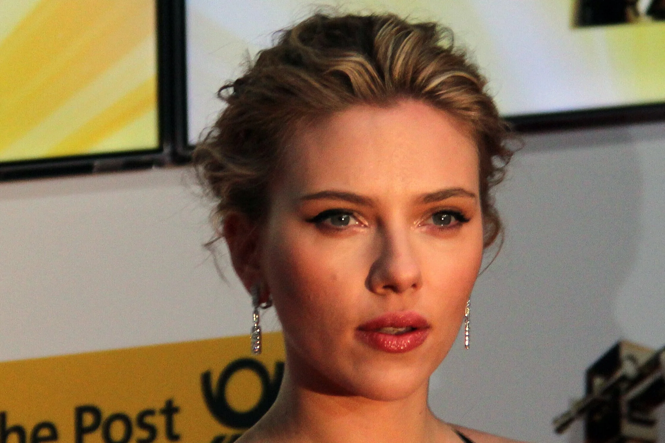 Goldene_Kamera_2012_-_Scarlett_Johansson_4.jpg