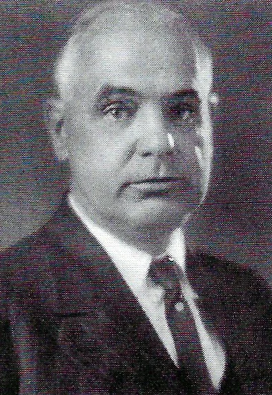Water Gardens founder Henry S. Davidson regularly met with homeowner groups in the Water Gardens, encouraging them to set building standards for homes in their neighborhood in order to improve the quality of the homes.