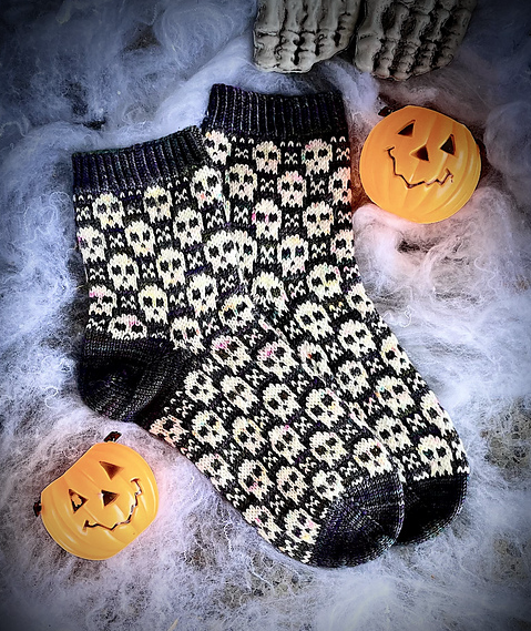 socks with skull pattern