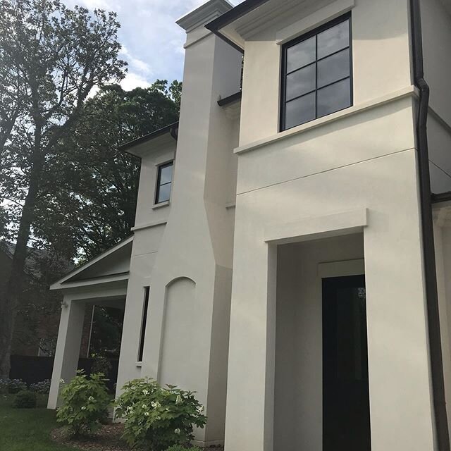 Another one gone!  This 3 plus mil home sold. Another 900k home sold for asking within a week. Three offers!  One beginners home sold first weekend in the 299 range. I stage homes all budgets and styles. What they all have in common:
It’s a hug