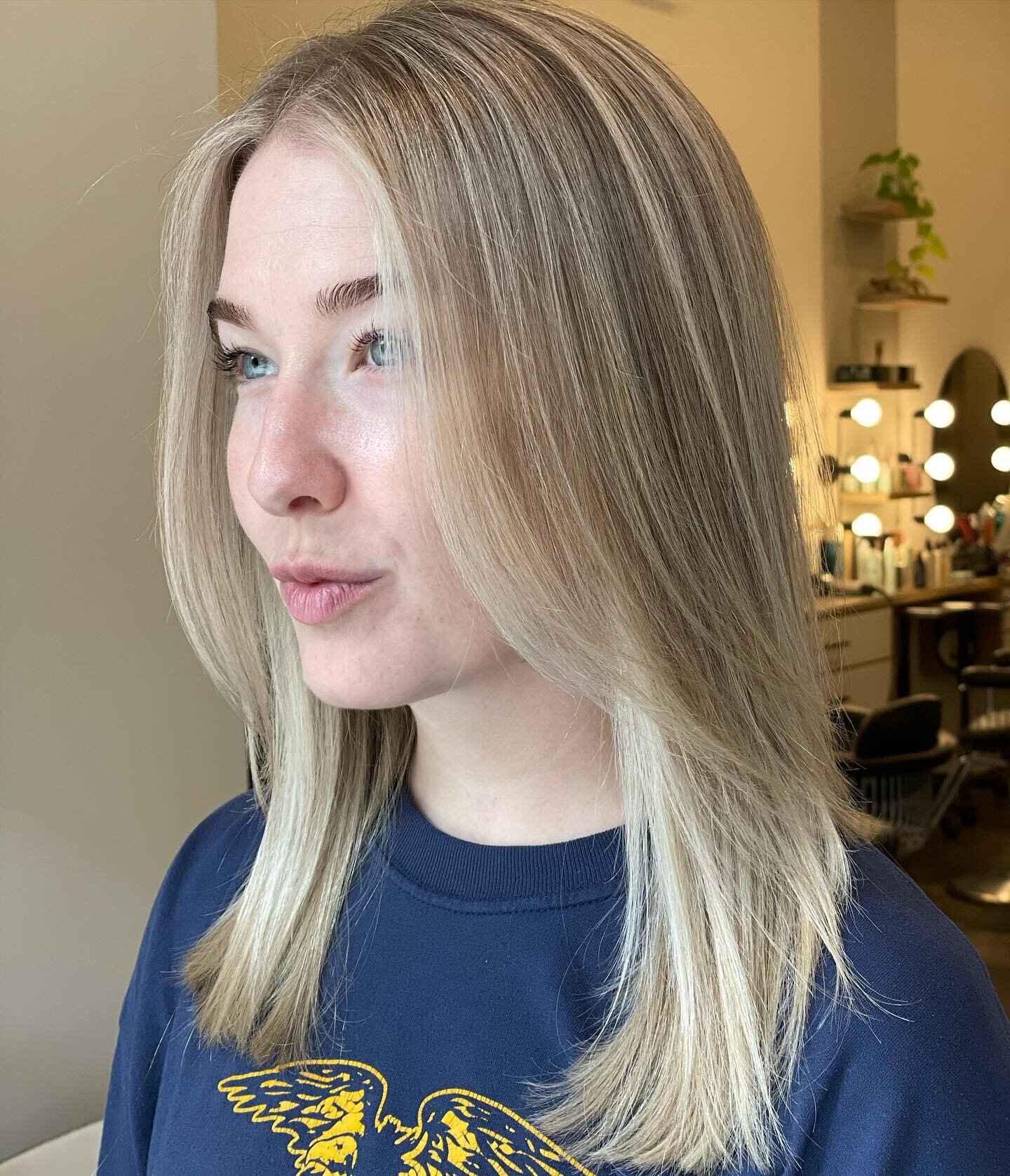 Keeping it dimensional during our refresh so she doesn&rsquo;t become a solid blonde. We like ribbons and depth over here 🦋💕

#chicagosalon #chicagohairstylist #blondehair
