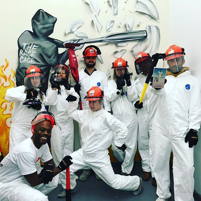 Nothing says team building like breaking a ton of electronics and dishes💥🔨!
.
.
.
.
.
#nyc #nycfun #nycthingstodo #thingstodonyc #nycdotgram #nycliving #midtown #manhattan #newyorkcity #nycteam #teambuilding #nycthings #thingstodoinnyc #theragecage