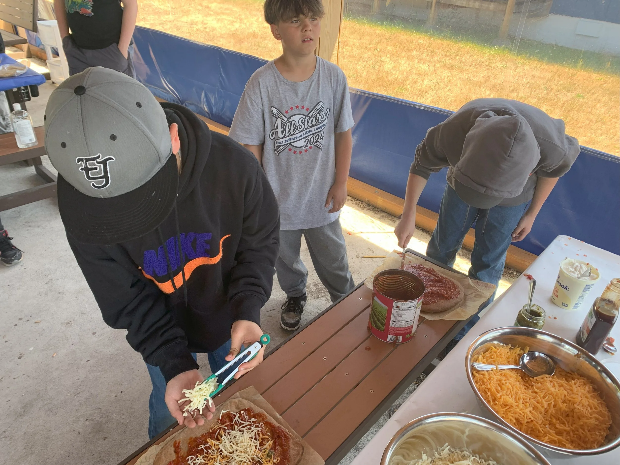 Kids making pizza.jpg