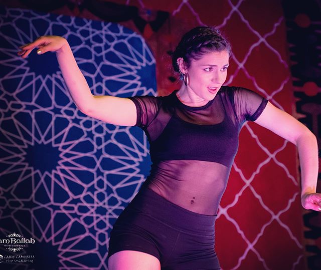 Love this shot from this year&rsquo;s solo at @jamballah_nw 💕
.
.
Excited to share this piece with you.
Releasing the full solo this week! ⭐️
.
.
.
📷: @caseycampbellphoto 
#modernfusionbellydance #danceislife #jamballahnw2019 #jamballahnw #moveyour