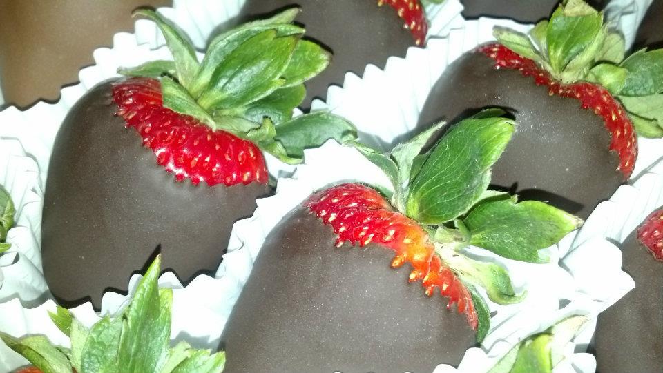 CHOC COVERED STRAWBERRIES_MOTHERS DAY SPRING AND SUMMER.jpg