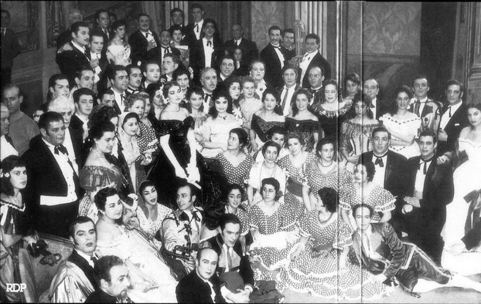 Photo of the cast and crew of the 1958 production of La Traviata at Teatro Real