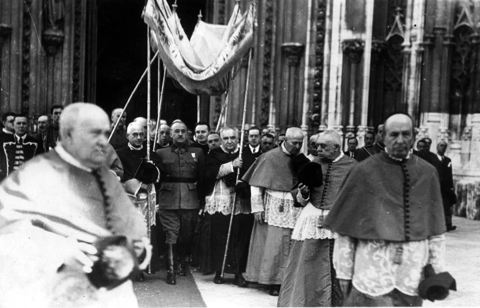 Franco-bajo-palio.jpg