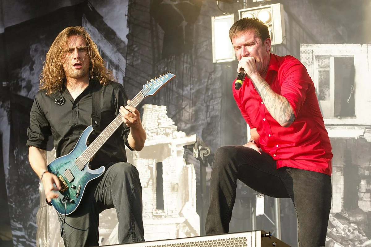 Marcus Bischoff, vocalista de HSB, cantando con su habitual camisa roja, de fibra sintética