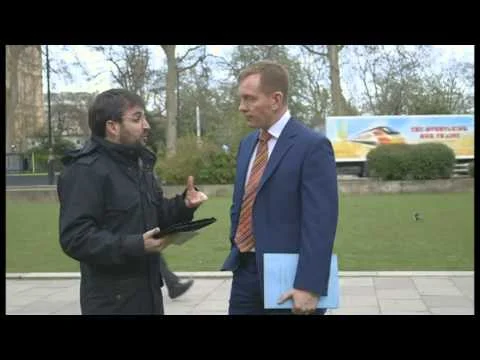 Evole durante una entrevista al representante de distrito Chris Bryant