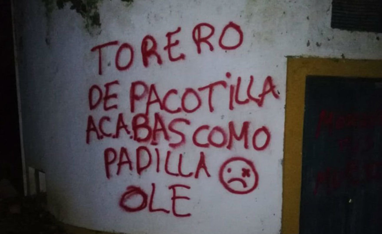 Pintadas insultando a Morante.