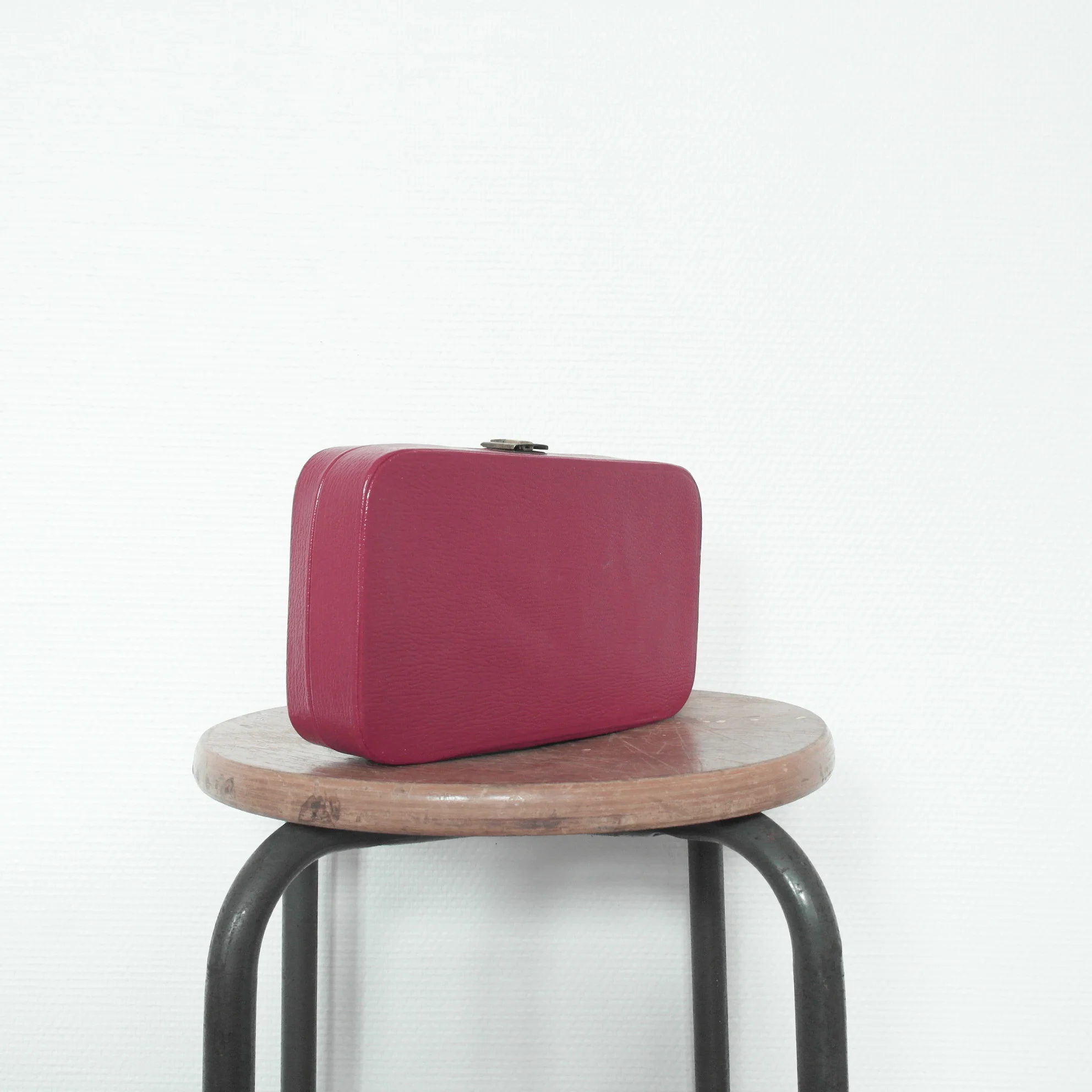 pochette vintage en cuir rouge usure studio